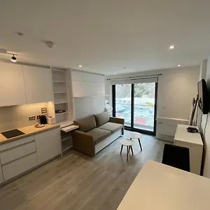 Modern At The Hub Apartment